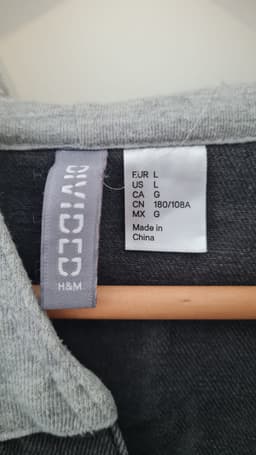 Campera de Jean negra con mangas grises de tela. Marca H&M, talle L.