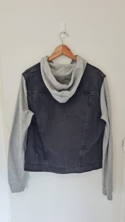 Campera de Jean negra con mangas grises de tela. Marca H&M, talle L.