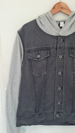 Campera de Jean negra con mangas grises de tela. Marca H&M, talle L.