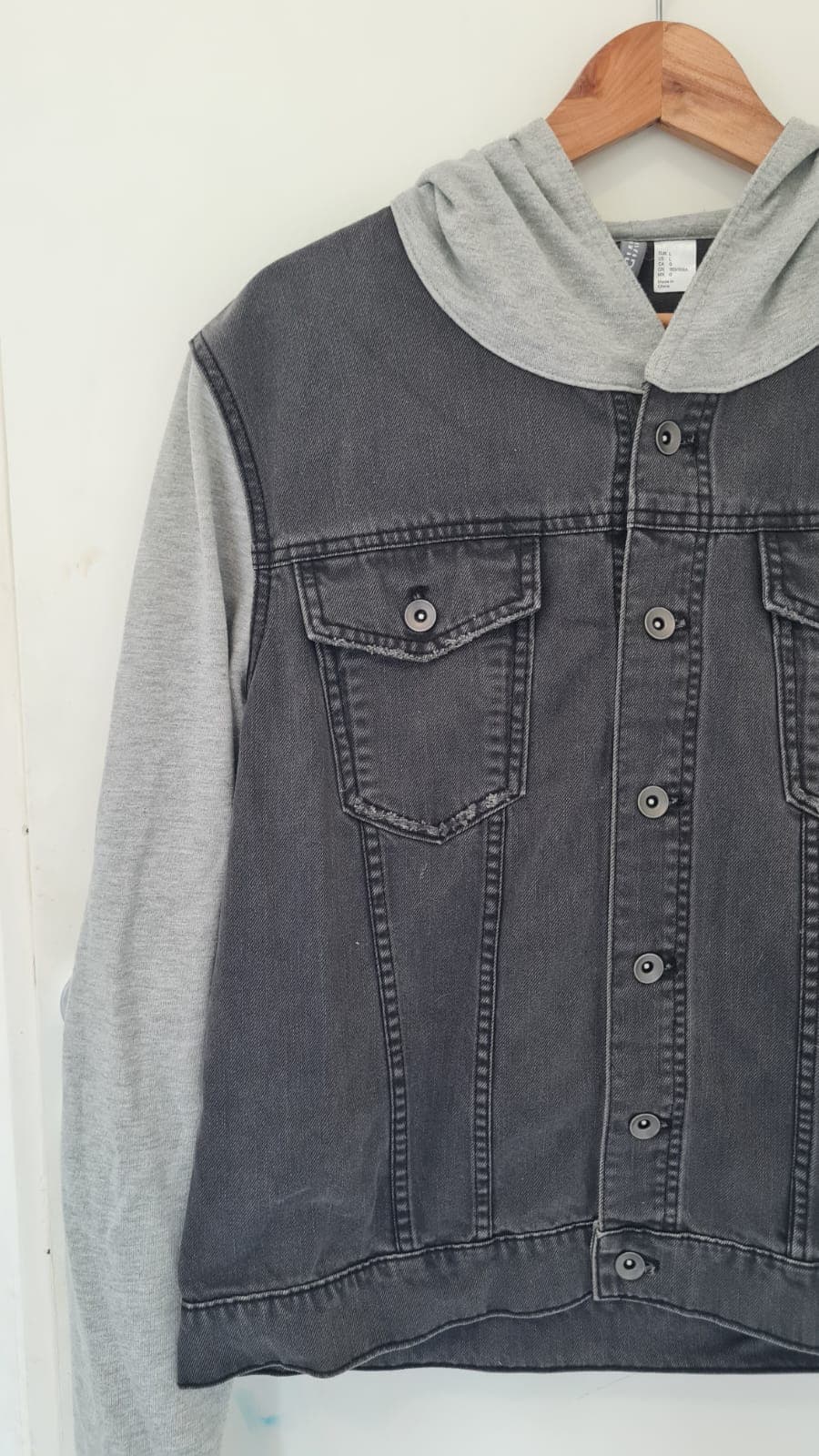 Campera de Jean negra con mangas grises de tela. Marca H&M, talle L.